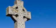 Cruz celta con nudos hecha de piedra.