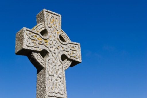 Cruz celta con nudos hecha de piedra.