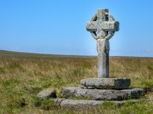 Tumba con cruz celta de piedra.