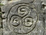Simbolo celta triskel grabado en piedra