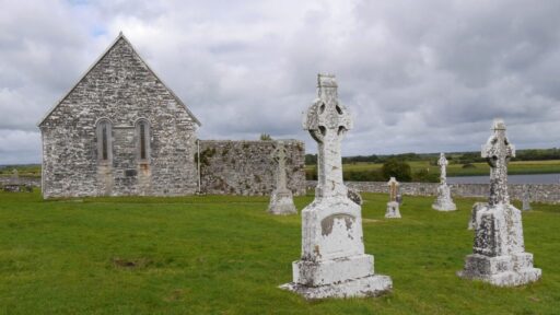 Monasterio Clonmacnoise con cruces celtas antiguas.