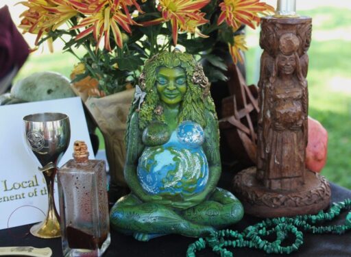 Altar pagano de la wicca con dos figuras de diosas celtas.