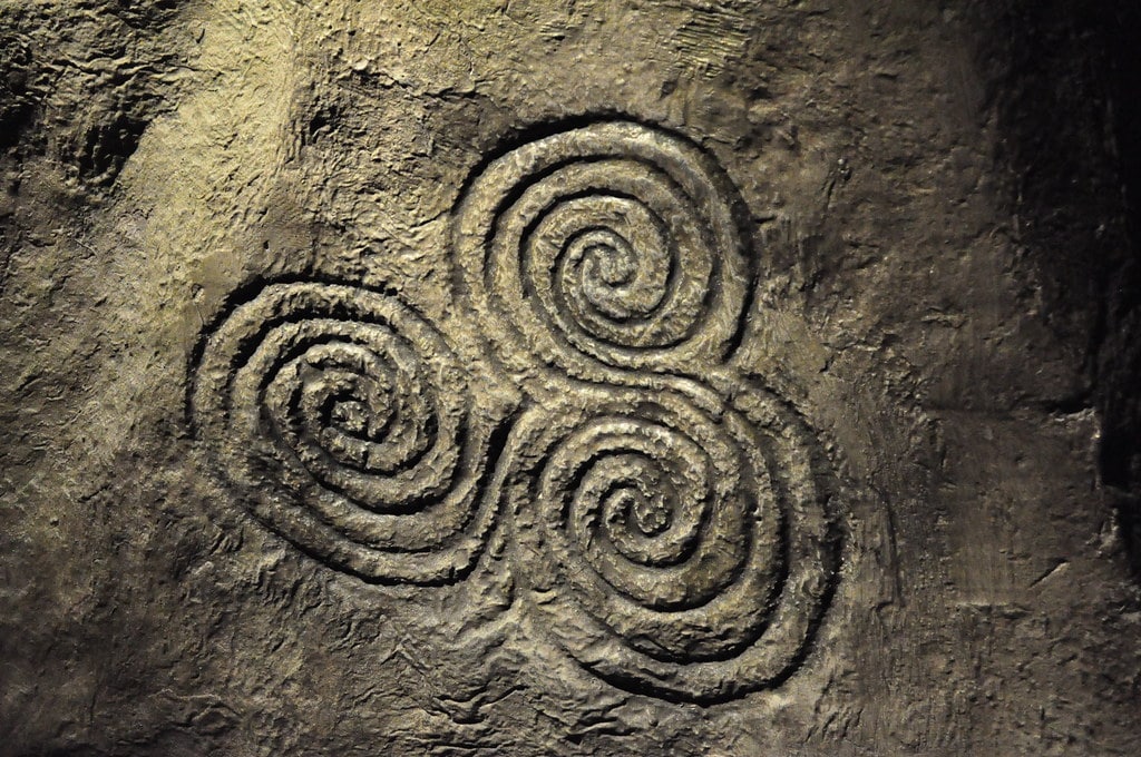 Trisquel con triple espiral en piedra.