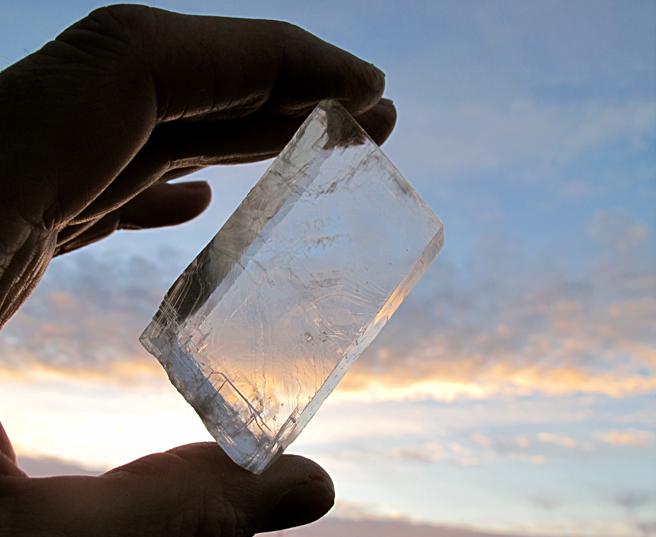 Piedra solar de calcita, transparente, utilizada para conocer la posición del sol.