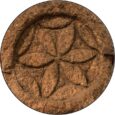 Piedra tallada con flor de seis pétalos.