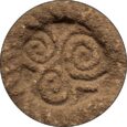 Símbolo celta triskel grabado en piedra.