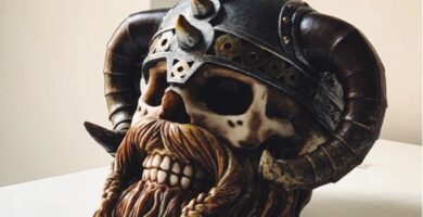 Diseño de calavera con barba y casco vikingo.