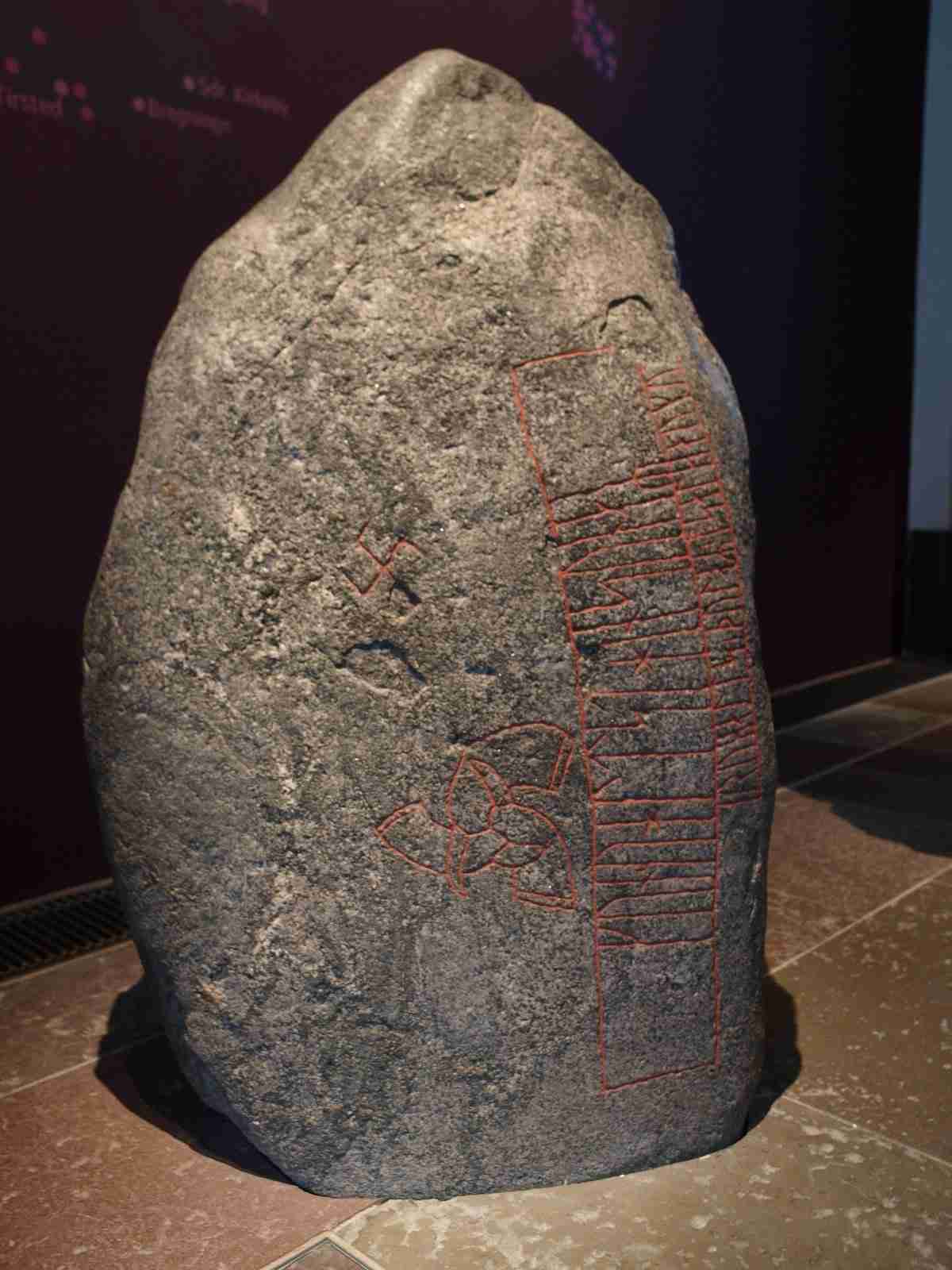 Piedra de Snoldelev con el triple cuerno de Odín.