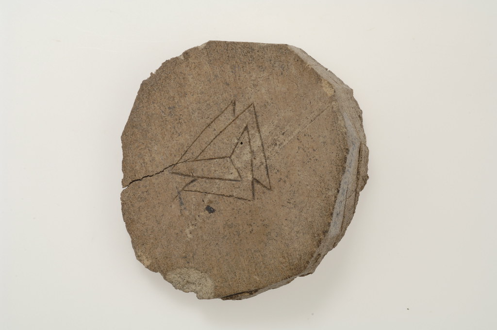 Símbolo de Valknut vikingo en piedra.