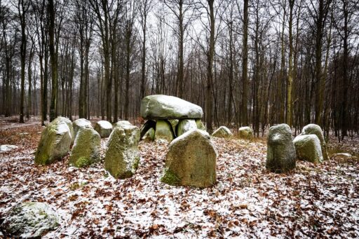 Tumba vikinga con piedras en medio del bosque, escandinavia, Dinamarca.