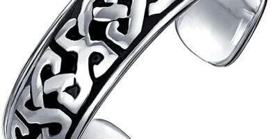 Anillo con nudo celta de plata.